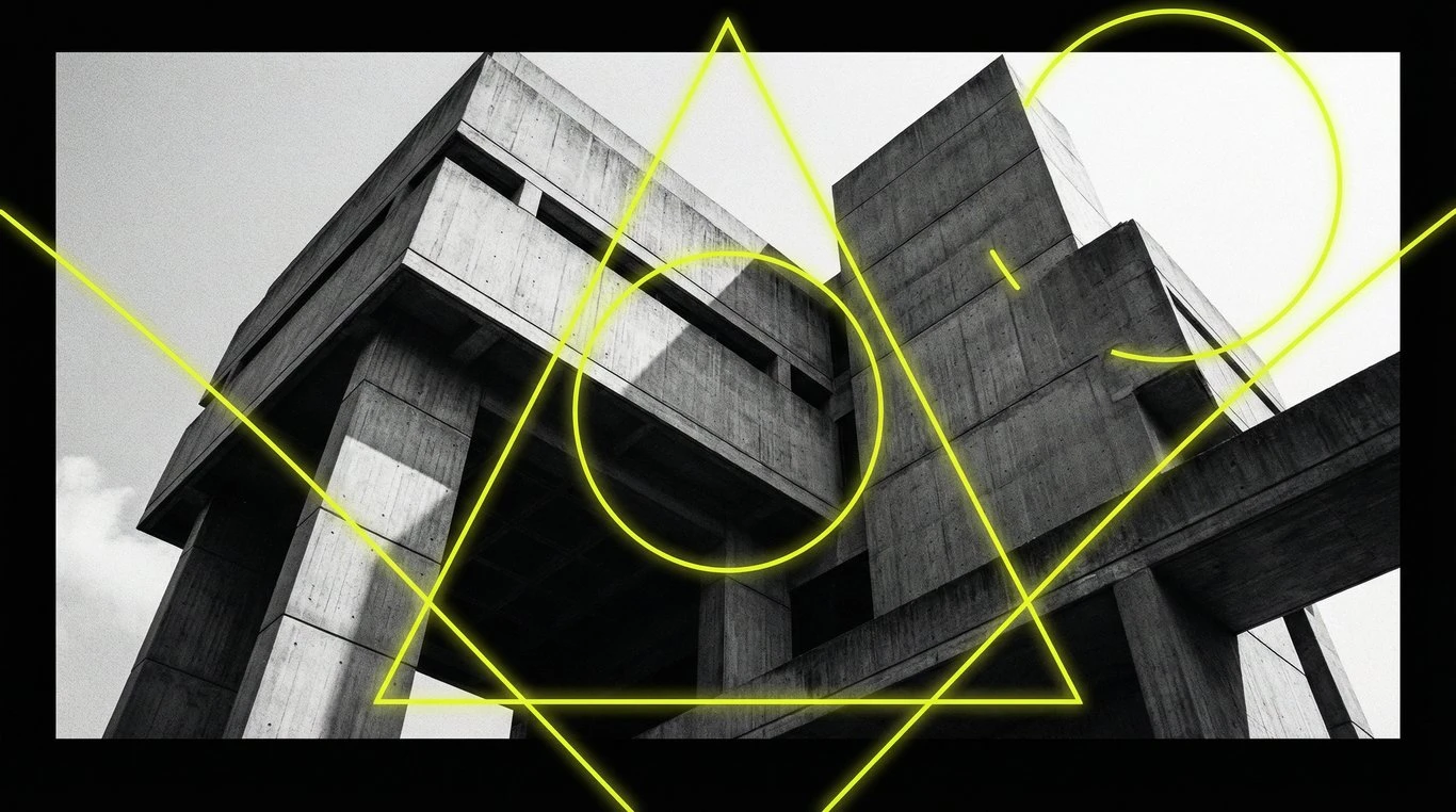 Vue en contre-plongée extrême d'un bâtiment en béton brut avec formes géométriques jaunes